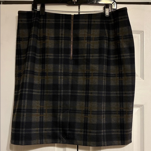 CAbi Gray Plaid Mini Skirt - Picture 5 of 11